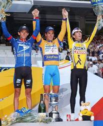 ����� ����� : Joseba Beloki, ����� Aitor Gonzalez ������ Roberto Heras.    ������ ����� �� ���� cyclingnews.com